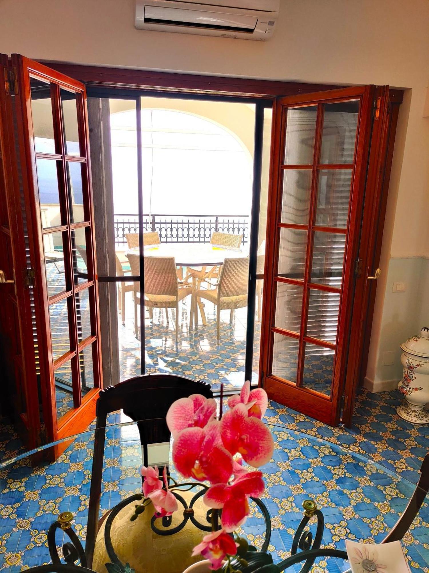 Casa La Scogliera Apartment Praiano Luaran gambar